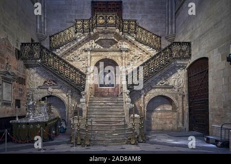 Die goldene Treppe, 16. Jahrhundert Arbeit von Architekt Diego de Siloe und schmiedeeisernen Geländer von Maestro Hilario in der Kathedrale von Burgos, Spanien. Stockfoto