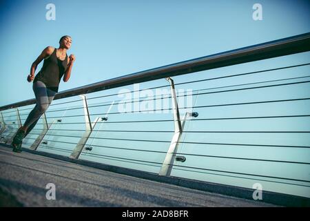 Junge Sportliche Läufer auf der Brücke Foto Stockfoto