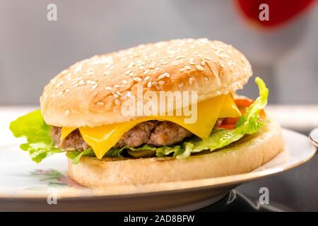 Hausgemachte Hamburger auf der Platte Nahaufnahme. Selektiver Fokus Stockfoto