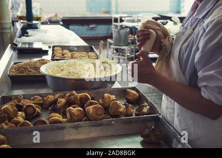 Unhygienische Herstellung von Cookies Stockfoto