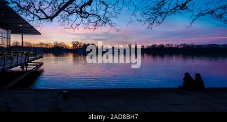 Pier und Cafe auf magischen Sonnenuntergang auf See Küste. Stockfoto