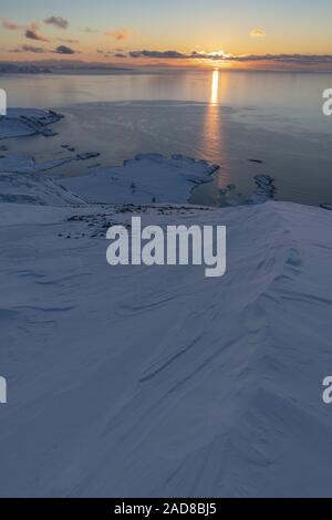 Abendsonne, Arktischen Ozean, Soeroeya Insel, Finnmark, Norwegen Stockfoto