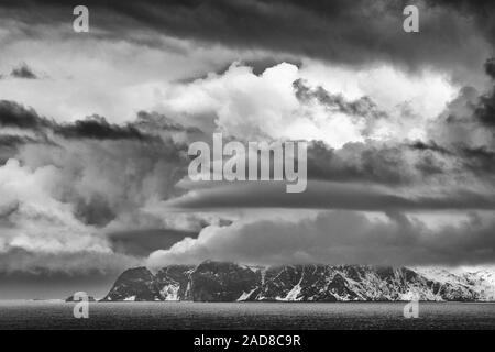 Stürmisches Wetter, Barentssee, Soeroeya Insel, Finnmark, Norwegen Stockfoto