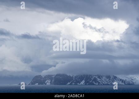 Stürmisches Wetter, Barentssee, Soeroeya Insel, Finnmark, Norwegen Stockfoto