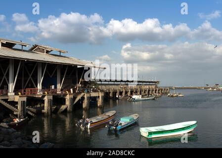 Alte Fischerboote in der Nähe von Fischmarkt in Panama City Stockfoto