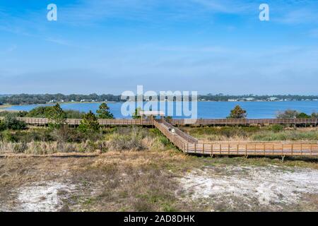 Eine sehr lange Promenade von Sträuchern in Gulf Shores, Alabama umgeben Stockfoto