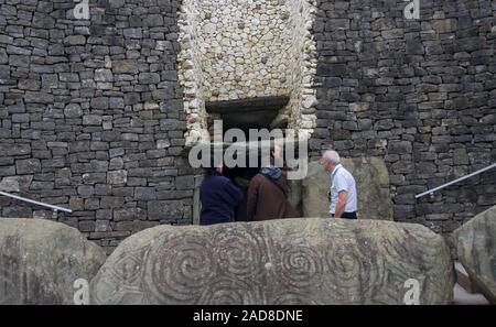 Neolithische Stätte in Irland. Menschen, die das Grabmal aus der Steinzeit von Newgrange betreten, im Boyne Valley Drive County Meath, einem Teil des antiken Ostens Irlands. Stockfoto