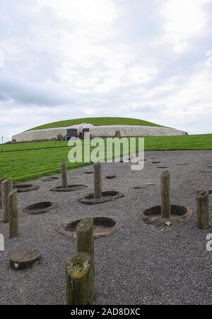 Jungsteinzeit in Irland. Newgrange Steinzeit passage Grab auf dem Boyne Valley in der Grafschaft Meath, Irland Teil des Alten Orients. Stockfoto