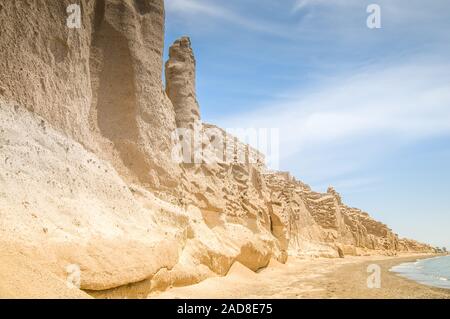 Strand Vlichada in Santorini, Griechenland und blauer Himmel Stockfoto