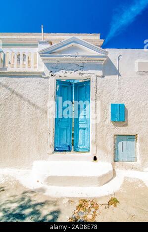 Typische blaue Tür in Emporio auf der Insel Santorini, Griechenland. Dramatische getönt Stockfoto