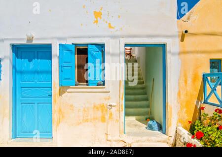 Typische blaue Tür und Fenster in Emporio auf der Insel Santorin Stockfoto