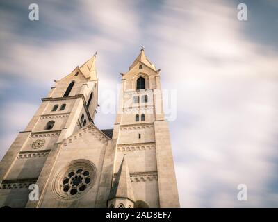 Lange Belichtung Kathedrale von Wiener Neustadt in Österreich Stockfoto