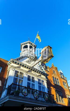 Die ikonischen Guildhall mit seiner unverwechselbaren historischen mittelalterlichen Uhr datiert 1683 in der High Street, Guildford, Hauptstadt der Grafschaft Surrey, Südosten, England, Grossbritannien Stockfoto