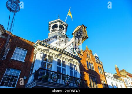 Die ikonischen Guildhall mit seiner unverwechselbaren historischen mittelalterlichen Uhr datiert 1683 in der High Street, Guildford, Hauptstadt der Grafschaft Surrey, Südosten, England, Grossbritannien Stockfoto