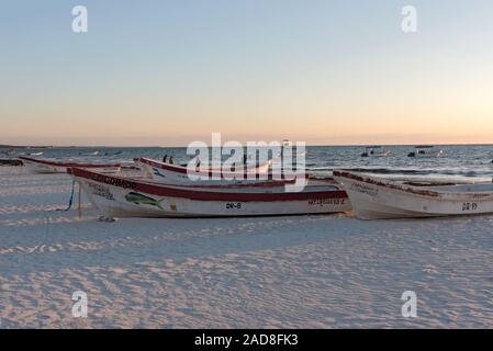 Fischerboote bei Sonnenaufgang am Playa pescadores in Tulum, Mexiko Stockfoto