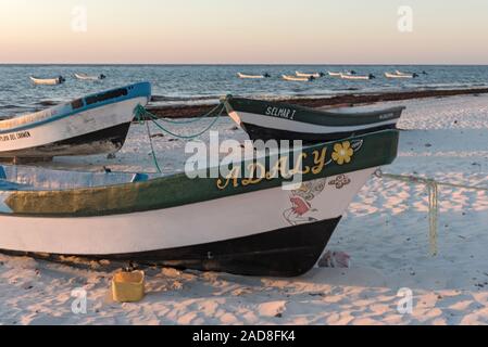 Fischerboote bei Sonnenaufgang am Playa pescadores in Tulum, Mexiko Stockfoto