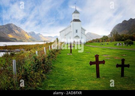 Sildpollnes Kirche ist eine Kapelle der Kirche von Norwegen in Vågan Gemeinde in Nordland County, Norwegen. Stockfoto