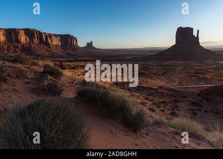 Abendlicht über der Wüste im Monument Valley, Arizona, USA Stockfoto