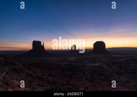 Eine farbige Sonnenaufgang über dem Handschuh Buttes, Monument Valley, Arizona Stockfoto