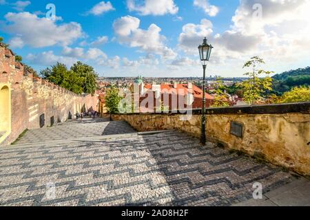 Das alte Schloss Treppe oder Stare zamecke schody direkt zur Prager Burg Tor in Prag, Tschechische Republik Stockfoto