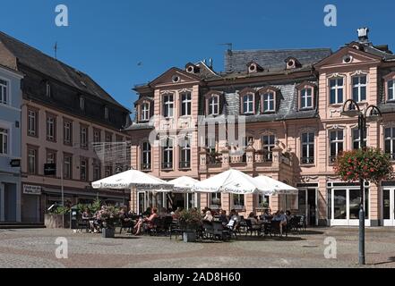 Touristen vor einem Kaffee auf dem Lebensmittelmarkt in Bingen am Rhein, Deutschland Stockfoto