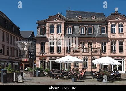 Touristen vor einem Kaffee auf dem Lebensmittelmarkt in Bingen am Rhein, Deutschland Stockfoto