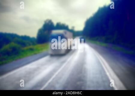 Russland, Ufa - Juli 27, 2016: Lastwagen auf der Autobahn - Lieferung von Waren, die bei schlechtem Wetter Bedrohung. Foto von der Kabine eines großen Lkw auf Stockfoto