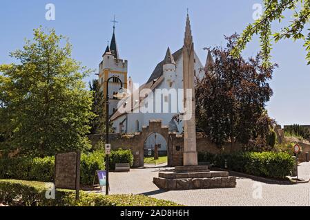 Schloss Kirche mit mittelalterlichen Stadtmauer in Ober ingelheim Stadt rheinhessen Rheinland-Pfalz Deutsche Stockfoto