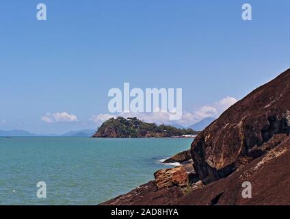 Die saubere Blick nach Yorkeys Knob um die Ecke aus dem Felsen am südlichen Ende der Trinity Beach, Cairns, QLD, Australien Stockfoto