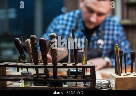 Konzept der Handarbeit Handwerk Herstellung von Lederwaren. Stockfoto