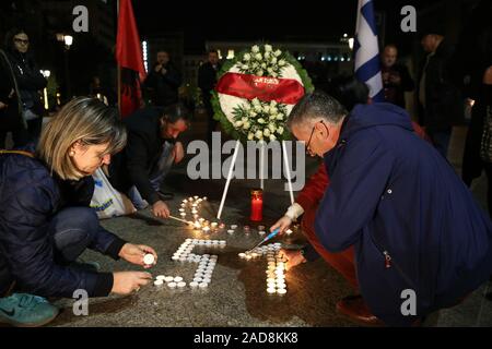 (191203) - Athen, Dez. 3, 2019 (Xinhua) -- Menschen leuchten Kerzen während einer Veranstaltung zum Gedenken an die Opfer des Erdbebens in Athen, Griechenland, am 3, 2019. Eine Woche nach dem verheerenden Beben Albanien getroffen, Griechen joined albanische Migranten in Athen am Dienstag, einer Hommage an die Opfer und die Unterstützung für die Betroffenen. Die 6.4-Ausmaß Erdbeben erschüttert Albanien am 07.11.26 In der Hafenstadt Durres und nahe gelegenen Stadt Thumane. So weit, 51 Menschen starben und 913 andere in den Beben verletzt, Nach dem albanischen Ministerium für Gesundheit und Soziale Sicherung. (Xinhua / Marios Lo Stockfoto