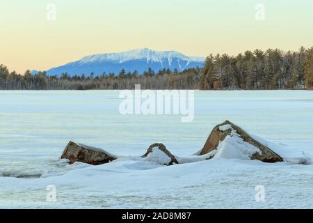 Katahdin hinter einem gefrorenen Teich mit gezackten Felsen im Vordergrund. Stockfoto