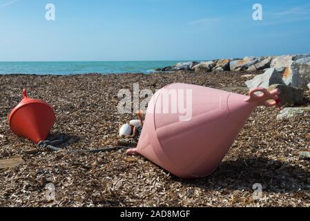 Zwei große Bojen am Strand, azurblaues Meer und die felsige Strand, Tyrrhenische Meer in der Toskana, Italien Stockfoto