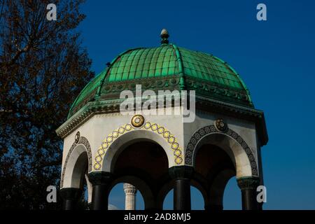 Deutscher Brunnen, einem Pavillon gestaltete Brunnen in der nördlichen Ende der alten Hippodrom (Sultanahmet Square). Istanbul, Türkei Stockfoto