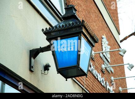 Die Metropolitan Police Lampe oder Laterne mit blauen und weißen Polizei Logo. Chiswick Polizeistation. Stockfoto