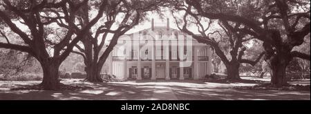 Gebäude inmitten von Bäumen, Oak Alley Plantation, Vacherie, Louisana, USA Stockfoto