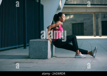 Professionelle Sportlerin, Reverse dips Foto Stockfoto