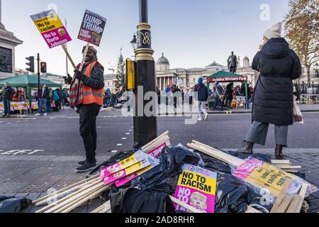 London, Greater London, UK. 3. Dezember, 2019. Demonstrant hält Anti-Trump Banner während einer Demonstration auf dem Trafalgar Square gegen den 70. Jahrestag der NATO-Gipfel in London gefeiert. Credit: Celestino Arce Lavin/ZUMA Draht/Alamy leben Nachrichten Stockfoto