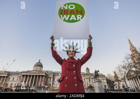 London, Greater London, UK. 3. Dezember, 2019. Frau hält ein Banner in Trafalgar Square gegen den Iran Krieg in eine Demonstration gegen den 70. Jahrestag der NATO-Gipfel in London gefeiert. Credit: Celestino Arce Lavin/ZUMA Draht/Alamy leben Nachrichten Stockfoto