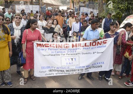 Kolkata, Indien. 03 Dez, 2019. Menschen mit Behinderung zusammen mit ihren Familienangehörigen und Aktivist nehmen Sie teil an einer Wanderung anlässlich des internationalen Tag für Menschen mit Behinderung fordern Aufnahme von Ihnen in Cencus 2021. (Foto durch Saikat Paul/Pacific Press) Quelle: Pacific Press Agency/Alamy leben Nachrichten Stockfoto