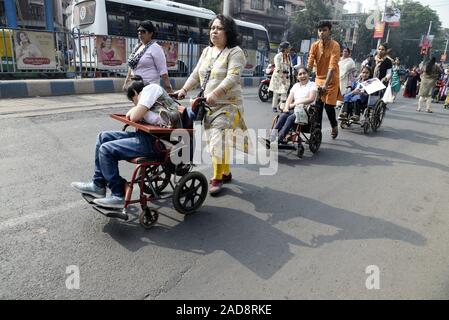 Kolkata, Indien. 03 Dez, 2019. Menschen mit Behinderung zusammen mit ihren Familienangehörigen und Aktivist nehmen Sie teil an einer Wanderung anlässlich des internationalen Tag für Menschen mit Behinderung fordern Aufnahme von Ihnen in Cencus 2021. (Foto durch Saikat Paul/Pacific Press) Quelle: Pacific Press Agency/Alamy leben Nachrichten Stockfoto