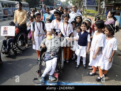 Kolkata, Indien. 03 Dez, 2019. Schule Mädchen interagieren mit dem ein Mädchen mit disabilty bei einem Spaziergang anlässlich des internationalen Tag für Menschen mit Behinderung fordern Aufnahme von Ihnen in Cencus 2021. (Foto durch Saikat Paul/Pacific Press) Quelle: Pacific Press Agency/Alamy leben Nachrichten Stockfoto