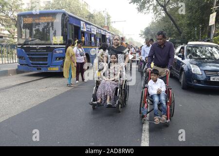 Kolkata, Indien. 03 Dez, 2019. Menschen mit Behinderung zusammen mit ihren Familienangehörigen und Aktivist nehmen Sie teil an einer Wanderung anlässlich des internationalen Tag für Menschen mit Behinderung fordern Aufnahme von Ihnen in Cencus 2021. (Foto durch Saikat Paul/Pacific Press) Quelle: Pacific Press Agency/Alamy leben Nachrichten Stockfoto