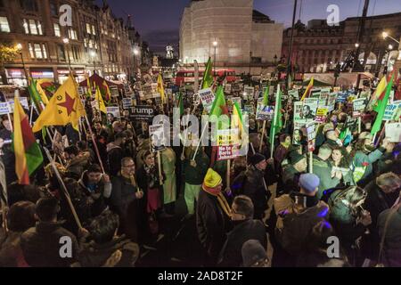 London, Greater London, UK. 3. Dezember, 2019. Die Demonstranten mit Fahnen und Transparenten am Trafalgar Square während einer Demonstration gegen den 70. Jahrestag der NATO-Gipfel in London gefeiert. Credit: Celestino Arce Lavin/ZUMA Draht/Alamy leben Nachrichten Stockfoto