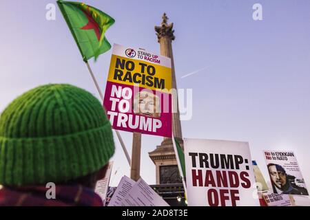 London, Greater London, UK. 3. Dezember, 2019. Anti-Trump Banner in Tragalfar square während einer Demonstration gegen den 70. Jahrestag der NATO-Gipfel in London gefeiert. Credit: Celestino Arce Lavin/ZUMA Draht/Alamy leben Nachrichten Stockfoto