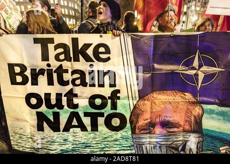 London, Greater London, UK. 3. Dezember, 2019. Eine Demonstrantin shouts Holding ein anti-Trumpf-Banner an einer Demonstration gegen den 70. Jahrestag der NATO-Gipfel in London gefeiert. Credit: Celestino Arce Lavin/ZUMA Draht/Alamy leben Nachrichten Stockfoto