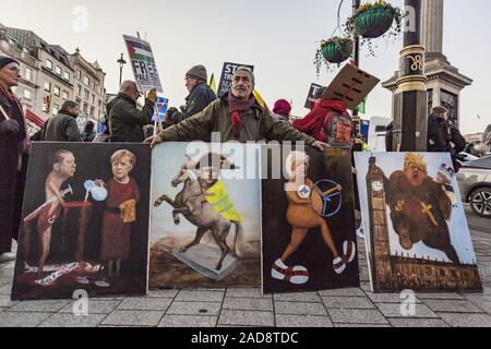 London, Greater London, UK. 3. Dezember, 2019. Demonstrant zeigt Parodie Gemälde von führenden Mitgliedern der NATO in eine Demonstration gegen den 70. Jahrestag der NATO-Gipfel in London gefeiert. Credit: Celestino Arce Lavin/ZUMA Draht/Alamy leben Nachrichten Stockfoto