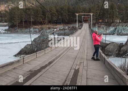 Glückliche Frau die Bilder auf der Brücke Stockfoto