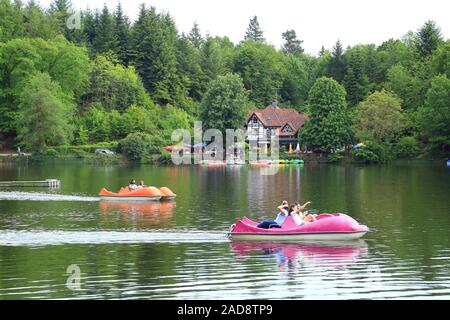 Tretboote auf dem Berg Lake in der Nähe von Bad Säckingen Stockfoto