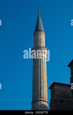 Istanbul, Türkei. November 18, 2019. Minarett der Hagia Sophia (Kirche der Heiligen Weisheit - Ayasofya) Stockfoto